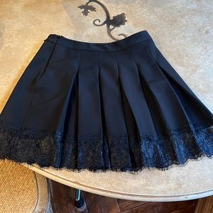 Pleated skirt with lace trim